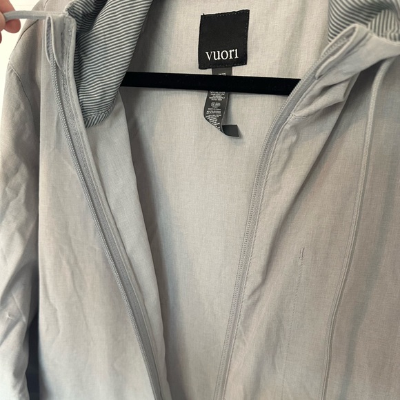 Vuori Women’s Outdoor Trainer Shell in Platinum Linen Texture - Picture 5 of 6